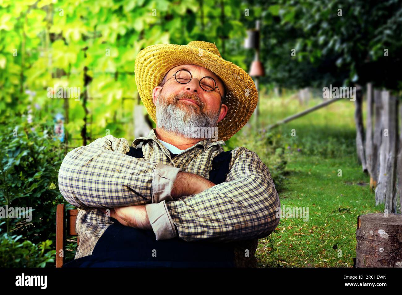 Hobbygärtner, der auf einem Stuhl im Garten sitzt, schläft, Deutschland Stockfoto