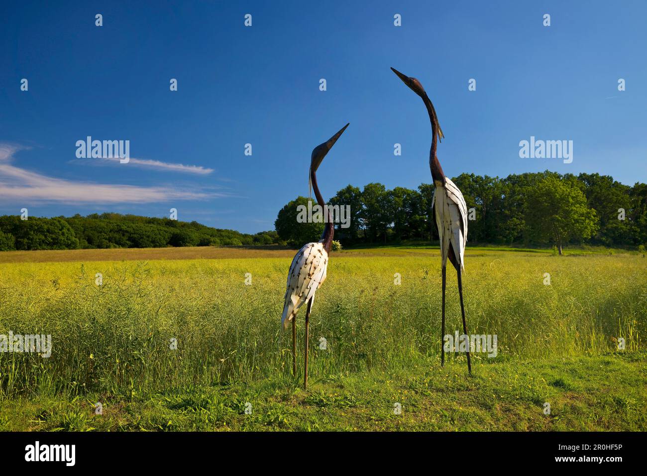 Landschaft in Muttental mit ausgestellten Metallskulpturen afrikanischer Tiere, Shona-Art, Deutschland, Nordrhein-Westfalen, Ruhrgebiet, Witten Stockfoto