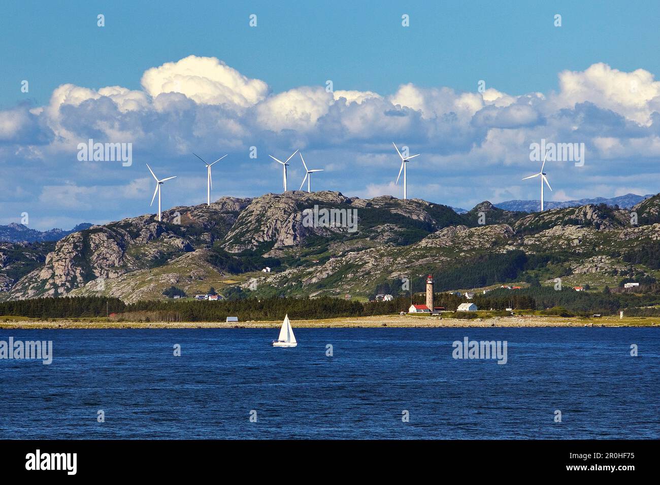 Segelboot und Leuchtturm Lista fyr auf der Halbinsel Lista, Norwegen, Steinodde, Lista Stockfoto