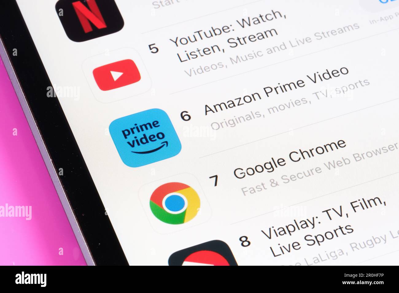 Disney+-, Netflix-, YouTube- und Amazon Prime Video-Apps, die im App Store auf dem iPad-Bildschirm angezeigt werden. Die Liste der beliebtesten Apps. Selektiver Fokus. Stafford, Stockfoto