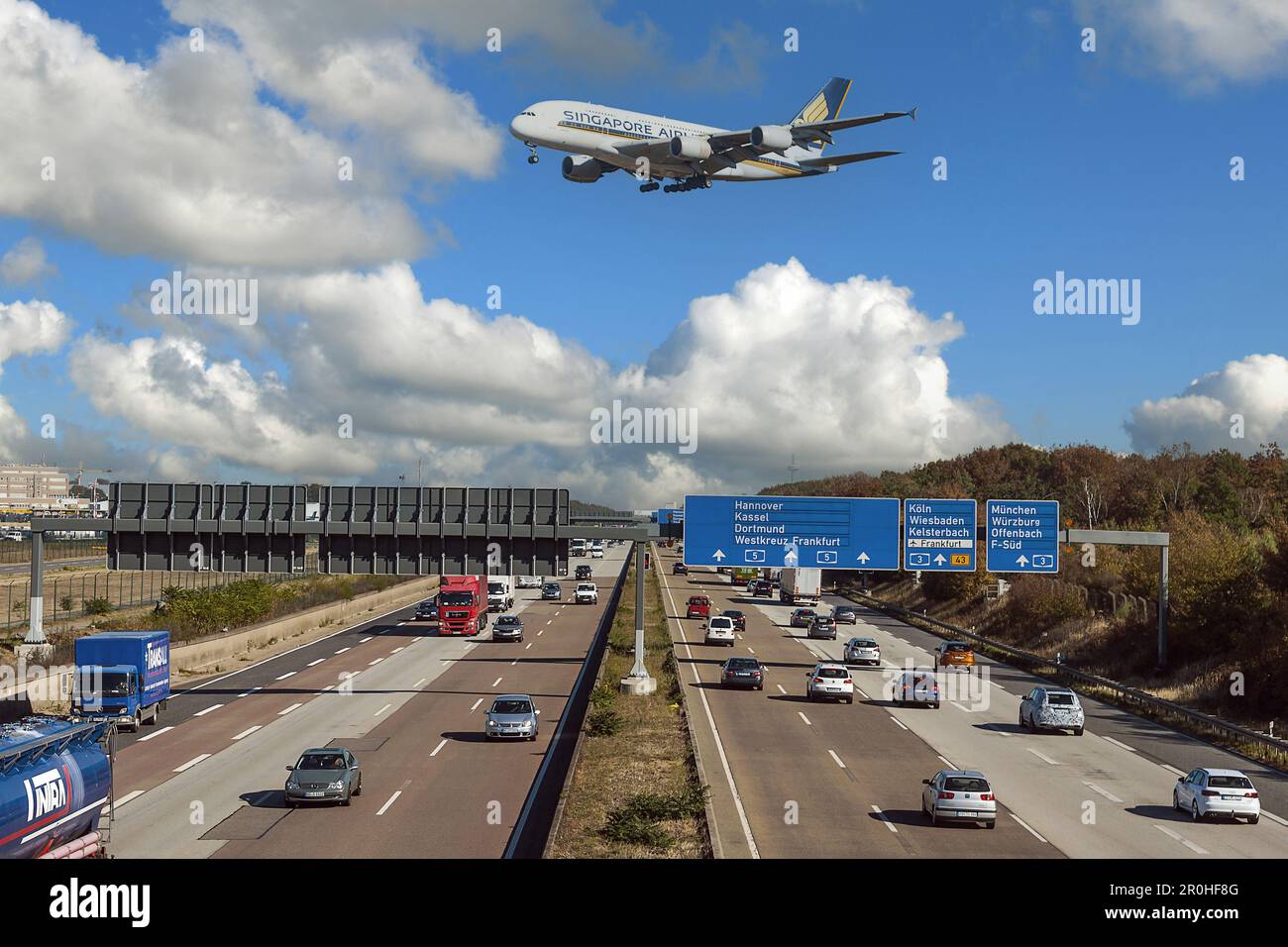 Autobahnkreuz 5, Singapore Airlines nähert sich Frankfurt am Main, Photomontage, Deutschland, Hessen, Frankfurt am Main Stockfoto