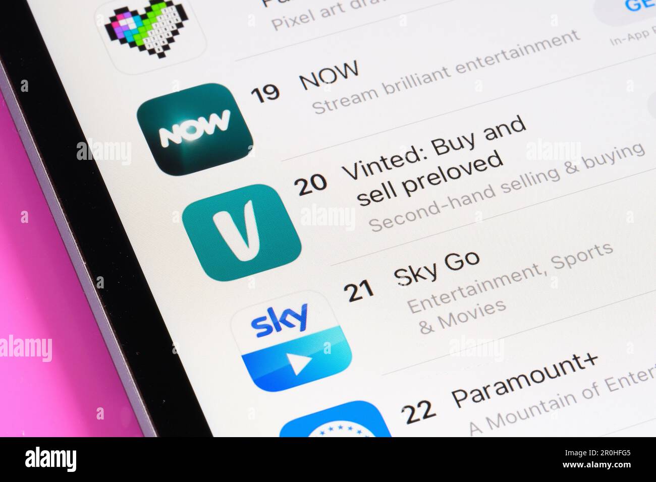 Vinted, Skuy Go, Paramount+ Apps werden im App Store auf dem iPad-Bildschirm angezeigt. Selektiver Fokus. Stafford, Großbritannien, 6. Mai 2023 Stockfoto
