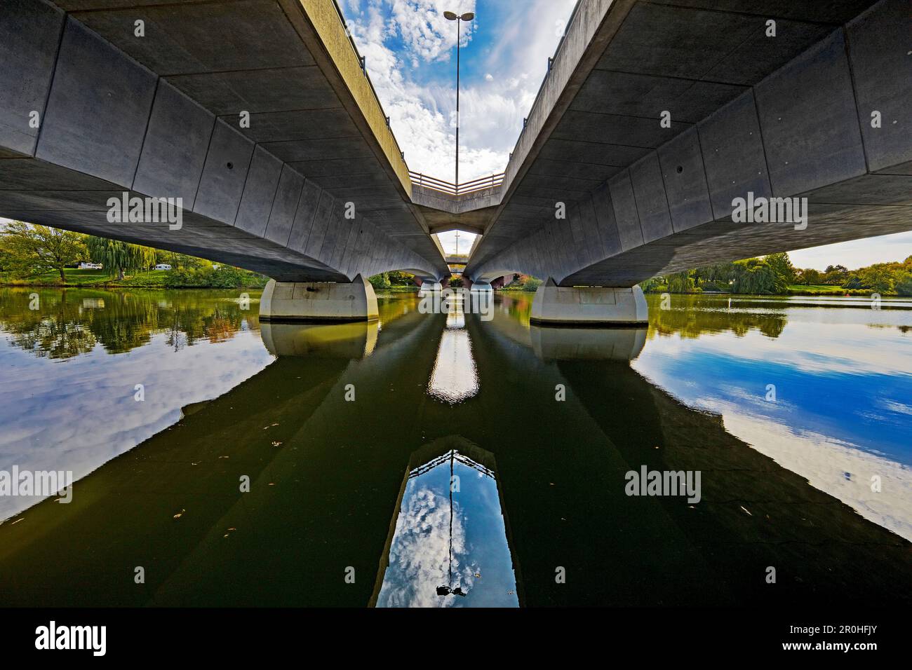 Unter der Brücke von B54 über den See Aasee, Deutschland, Nordrhein-Westfalen, Munster Stockfoto