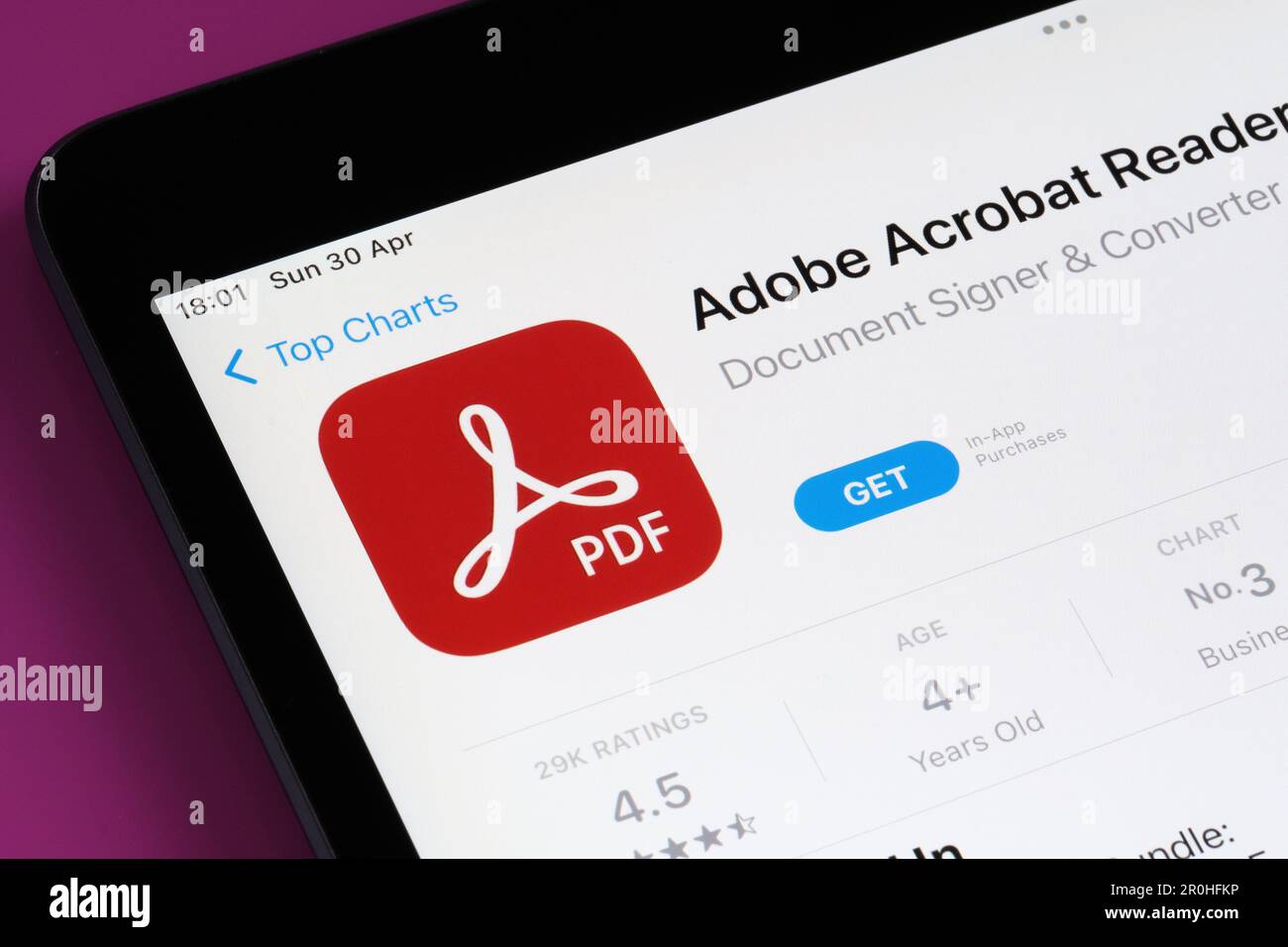Die Adobe Acrobat App wird im App Store auf dem iPad-Bildschirm angezeigt. Selektiver Fokus. Stafford, Großbritannien, 6. Mai 2023 Stockfoto