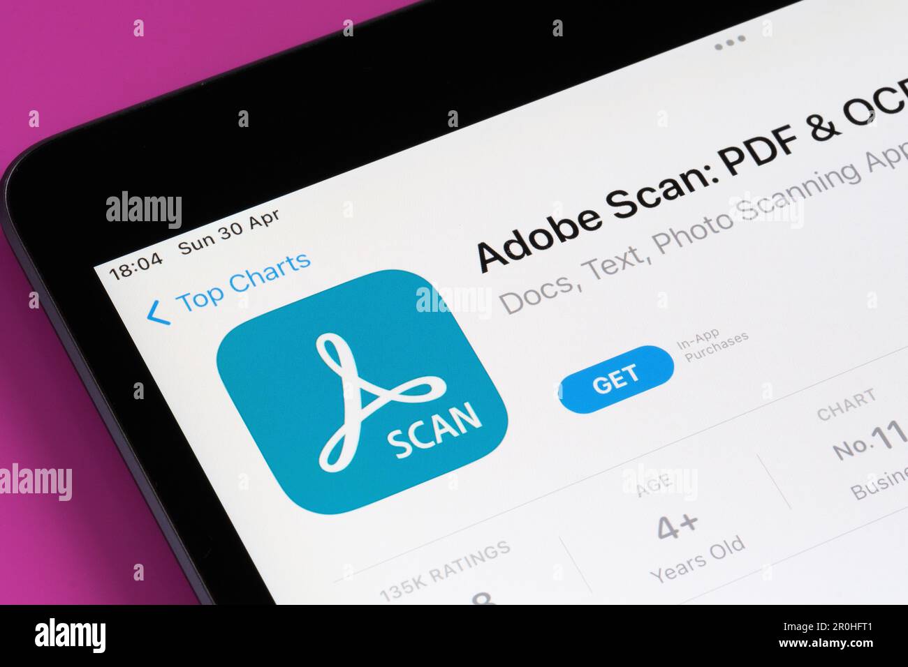 Die Adobe Scan-App wird im App Store auf dem iPad-Bildschirm angezeigt. Selektiver Fokus. Stafford, Großbritannien, 6. Mai 2023 Stockfoto