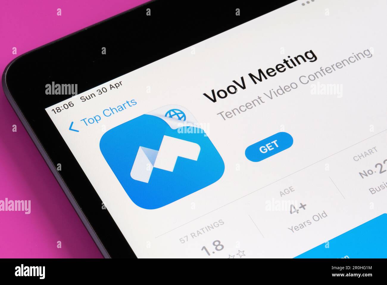 Die VooV Meeting App wird im App Store auf dem iPad-Bildschirm angezeigt. Selektiver Fokus. Stafford, Großbritannien, 6. Mai 2023 Stockfoto