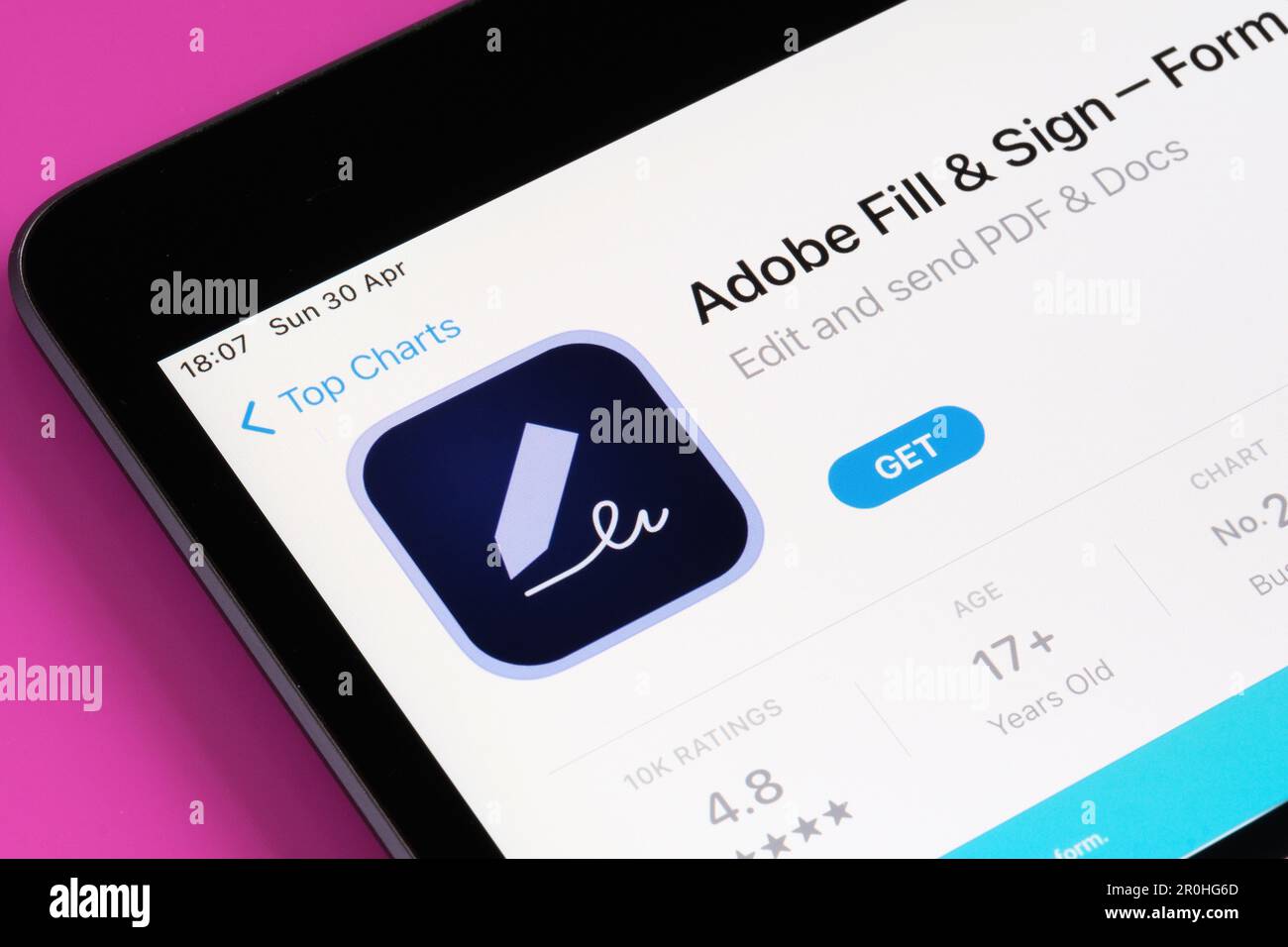 Adobe Fill and Sign App wird im App Store auf dem iPad-Bildschirm angezeigt. Selektiver Fokus. Stafford, Großbritannien, 6. Mai 2023 Stockfoto