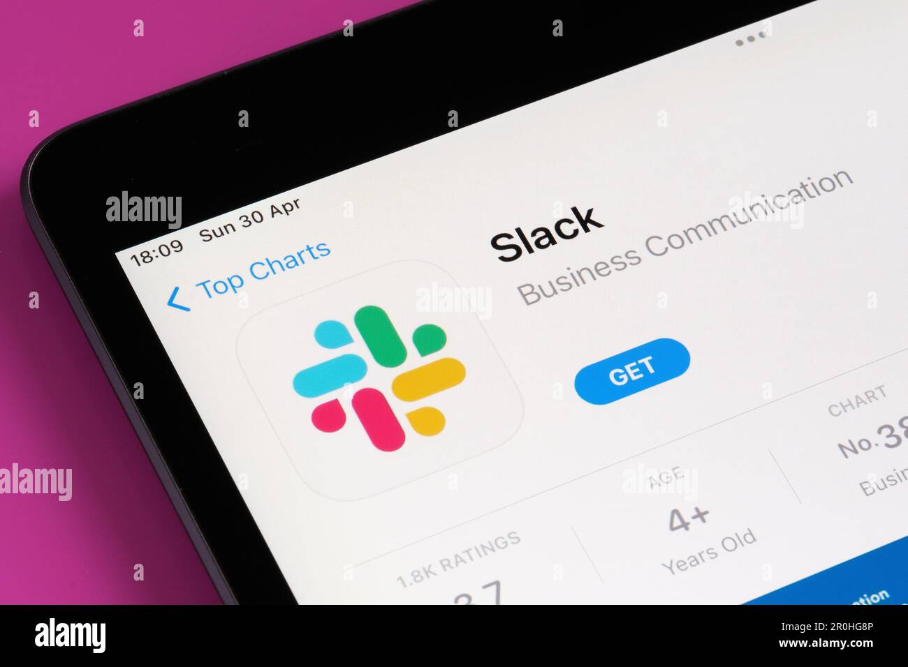 Slack-App wird im App Store auf dem iPad-Bildschirm angezeigt. Selektiver Fokus. Stafford, Großbritannien, 6. Mai 2023 Stockfoto