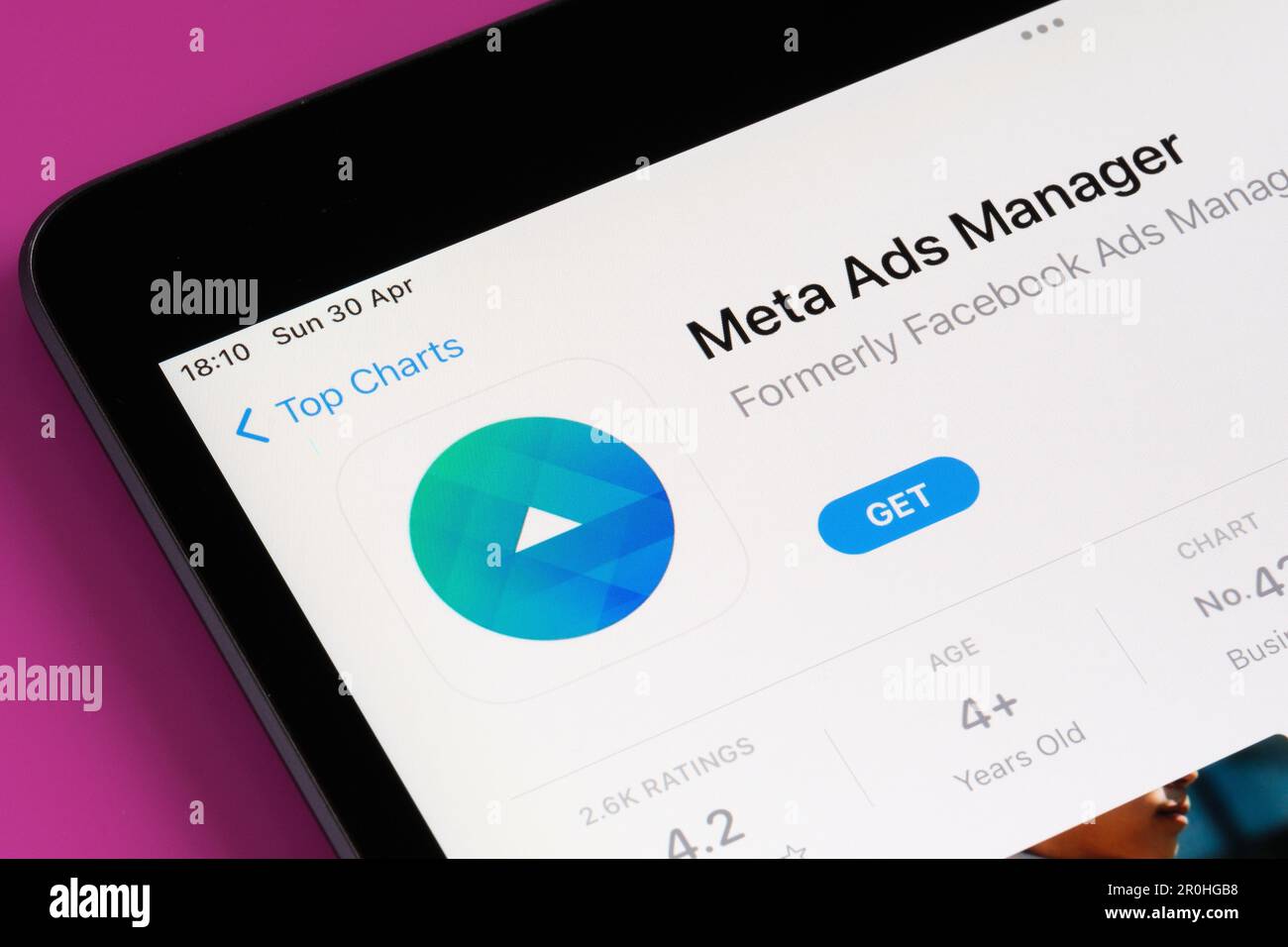 Die Meta Ads Manager-App wird im App Store auf dem iPad-Bildschirm angezeigt. Selektiver Fokus. Stafford, Großbritannien, 6. Mai 2023 Stockfoto