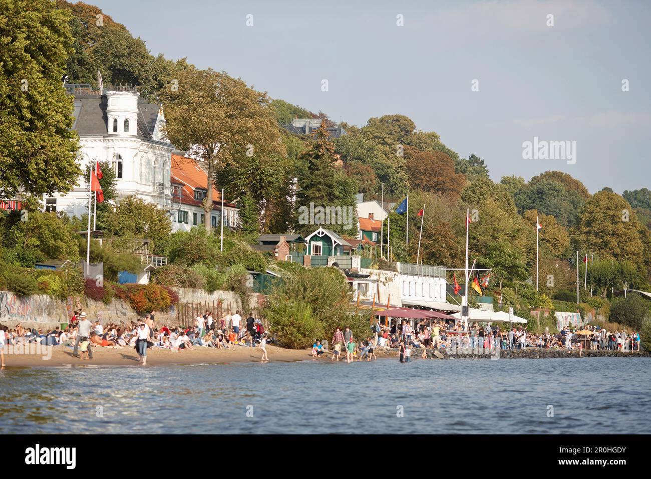 Strandcafés und Restaurants Strandperle und Ahoi am Ufer der Elbe, Hamburg, Deutschland Stockfoto