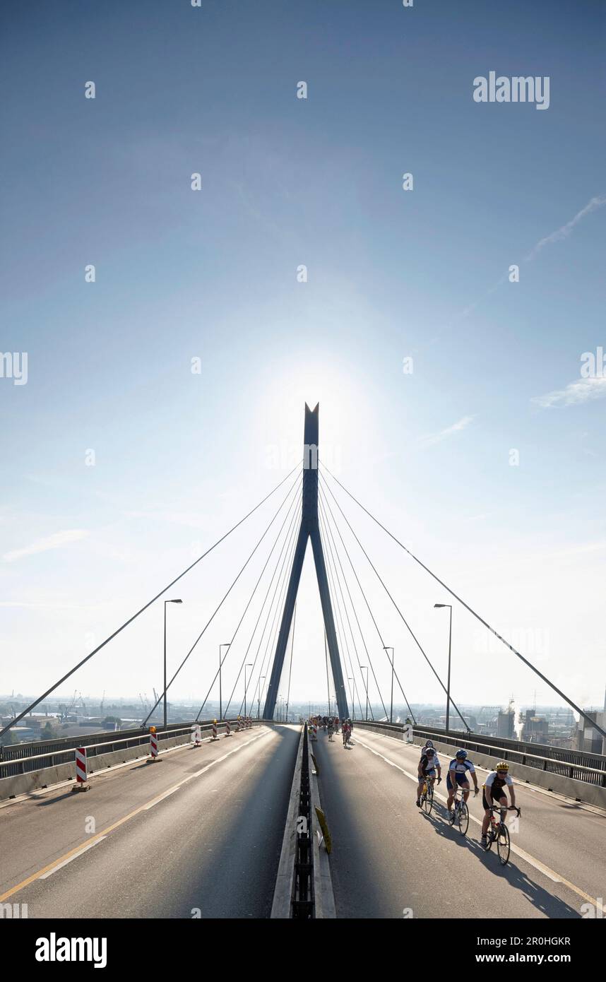 Geschlossene Koehlbrand Brücke während der Cyclassics Radrennen, Wilhelmsburg, Hamburg, Deutschland Stockfoto