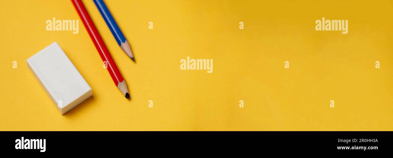 Radierer und Bleistifte auf gelbem Hintergrund. Banner, für Text platzieren. Briefpapier. Stockfoto