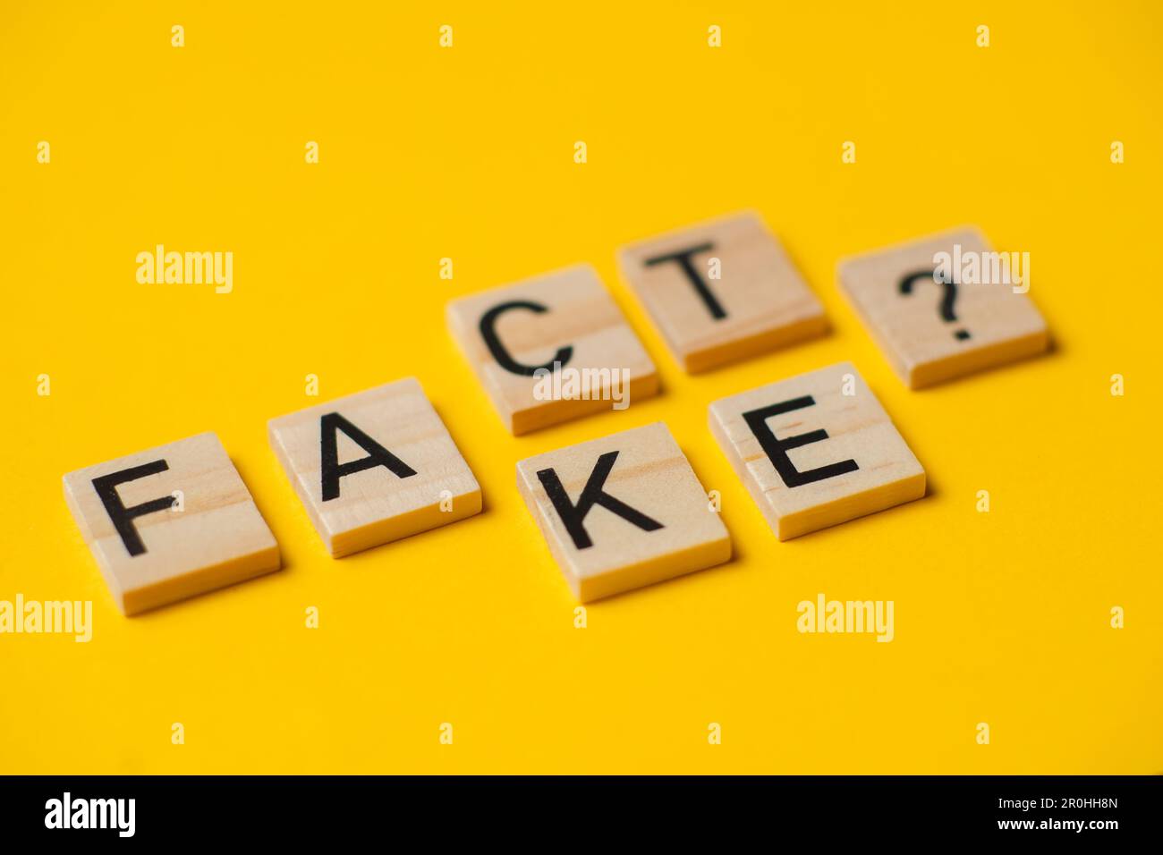Fakten oder falsche Wörter mit einer Frage auf gelbem Hintergrund. Stockfoto