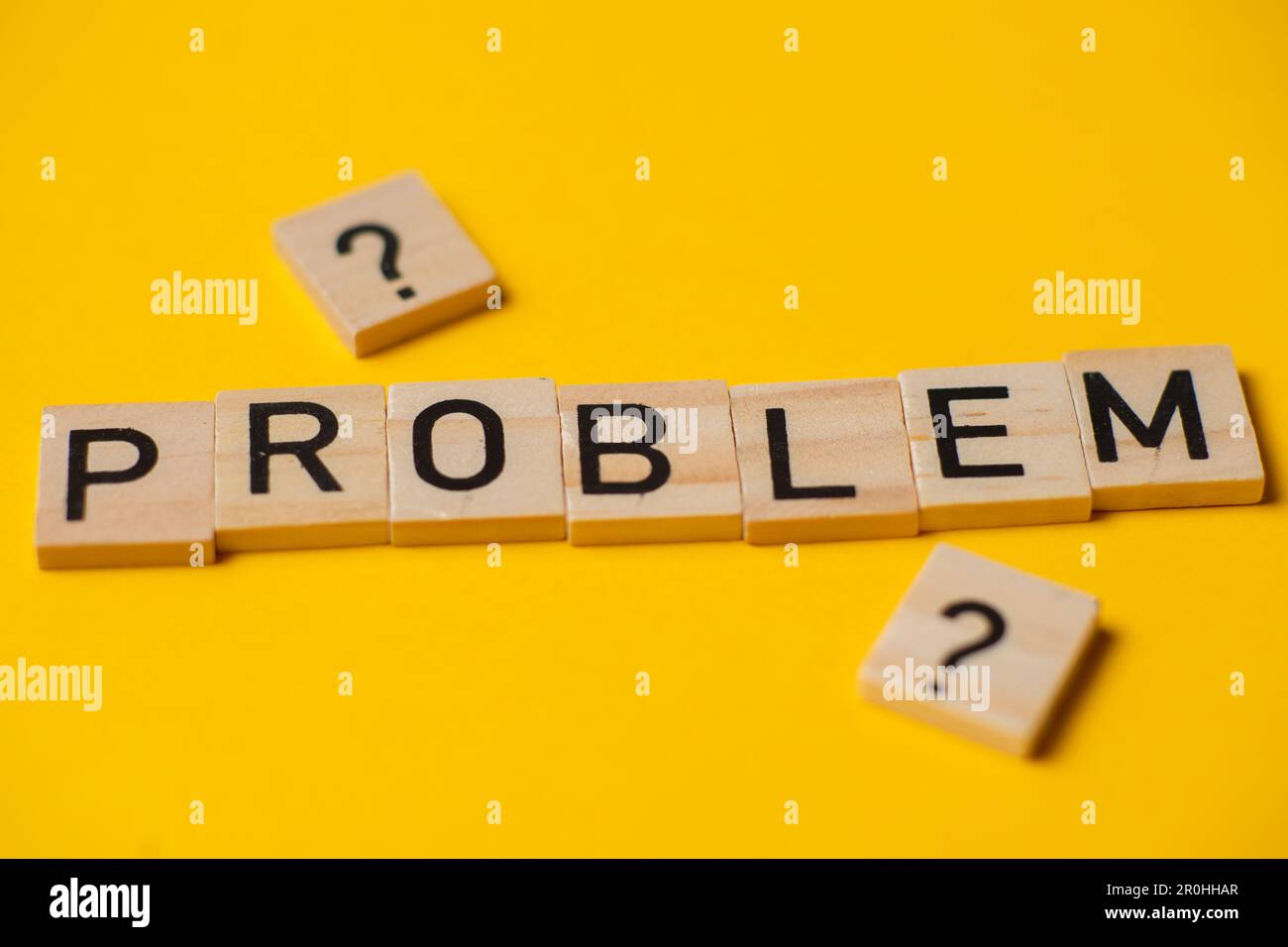 Das Wort Problem auf gelbem Hintergrund mit Fragezeichen. Der Begriff der Schwierigkeiten. Stockfoto