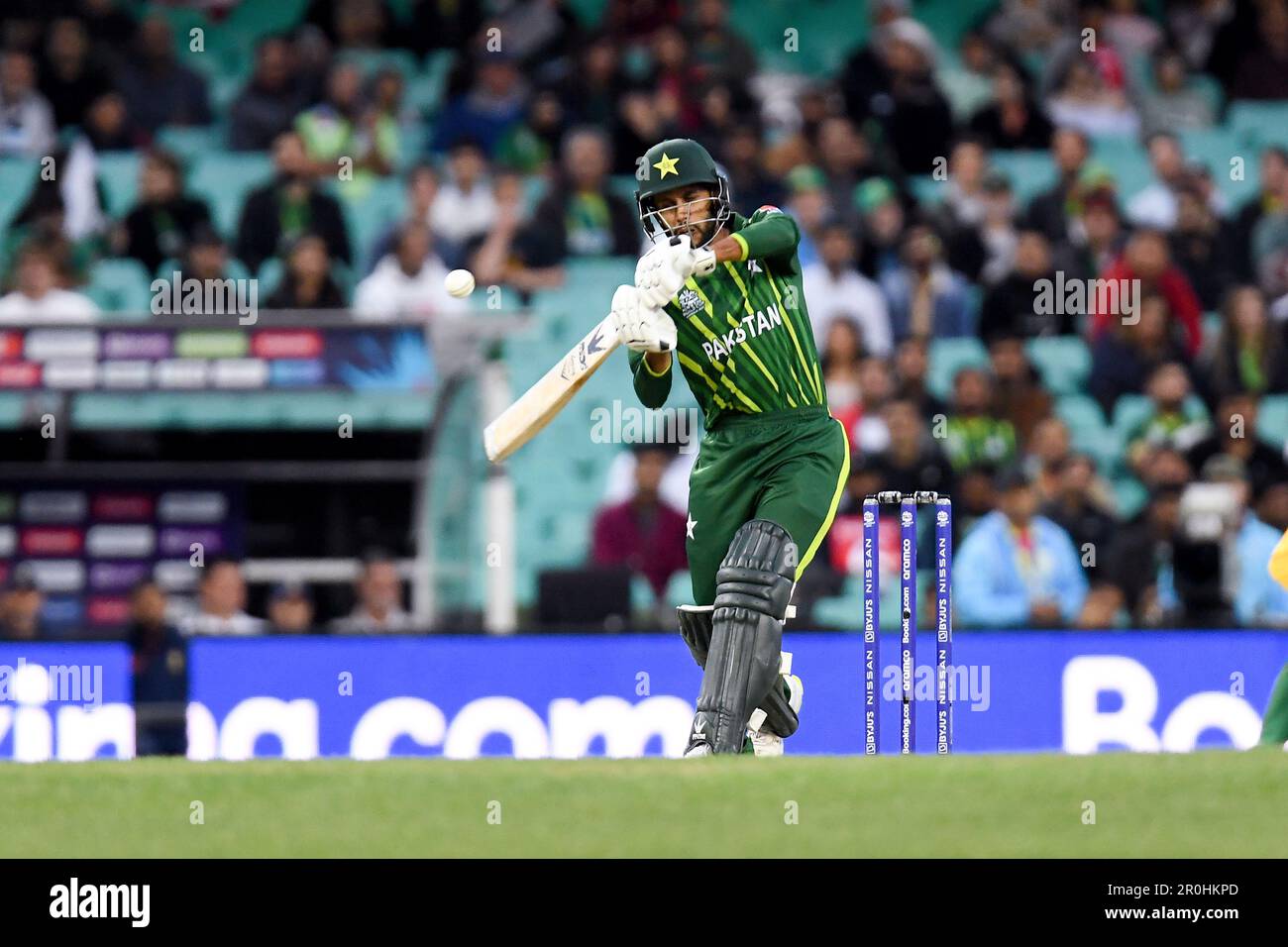 Sydney, Australien, 3. November 2022. Mohammad Haris aus Pakistan wurde vom Bowling von Wayne Parnell aus Südafrika während des Cricket-Spiels der ICC Men's World Cup T20 zwischen Pakistan und Südafrika auf dem Sydney Cricket Ground am 03. November 2022 in Sydney, Australien, getroffen. Kredit: Steven Markham/Speed Media/Alamy Live News Stockfoto