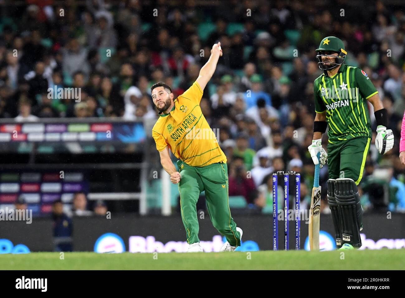 Sydney, Australien, 3. November 2022. Wayne Parnell aus Südafrika bowlt am 03. November 2022 beim Cricket-Spiel der ICC Men's World Cup T20 zwischen Pakistan und Südafrika auf dem Sydney Cricket Ground in Sydney, Australien. Kredit: Steven Markham/Speed Media/Alamy Live News Stockfoto