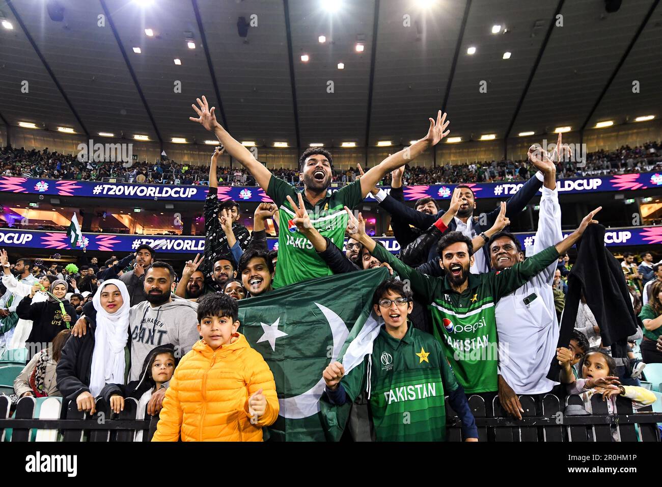 Sydney, Australien, 3. November 2022. Pakistan Fans beim Cricket-Spiel der ICC Men's World Cup T20 zwischen Pakistan und Südafrika auf dem Sydney Cricket Ground am 03. November 2022 in Sydney, Australien. Kredit: Steven Markham/Speed Media/Alamy Live News Stockfoto