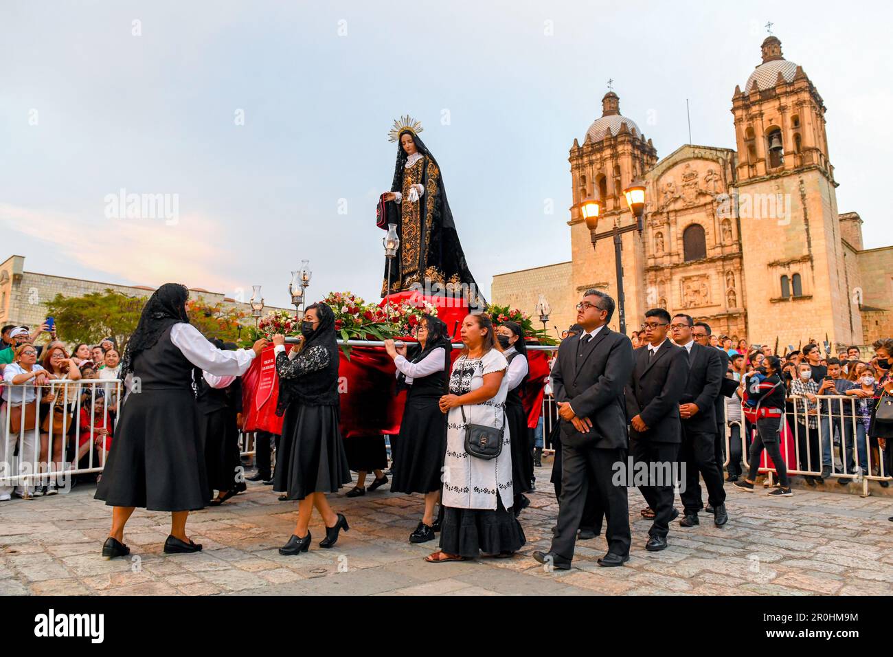 Karfreitags-Silent-Prozession in Oaxaca de Juarez, Mexiko vor der Kirche Santo Domingo während der Semana Santa (Ostern) Stockfoto