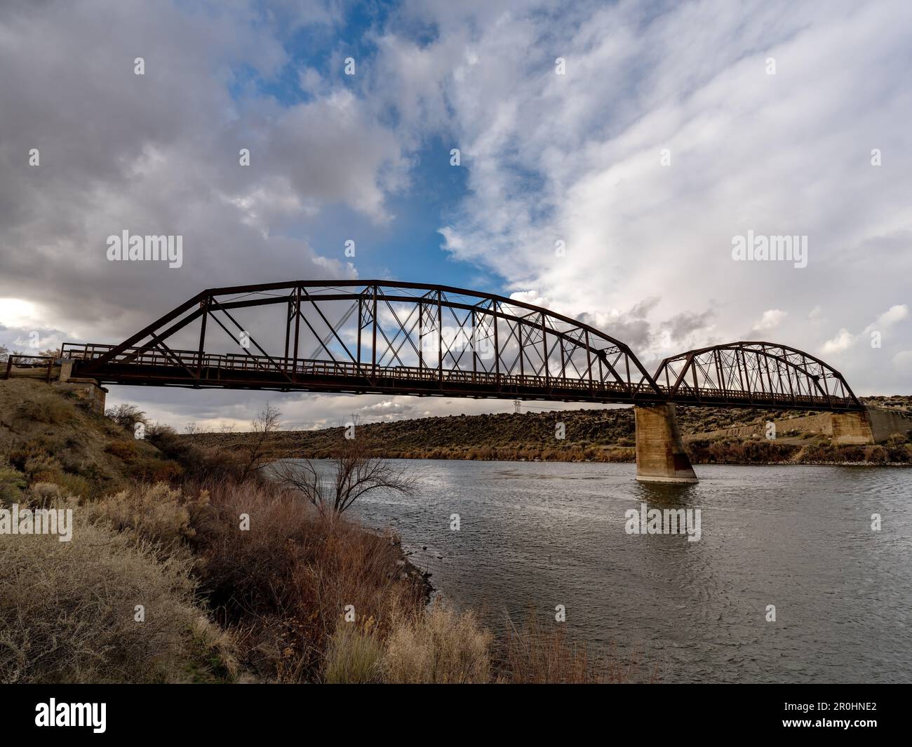 Wild Snake River mit einer altmodischen Brücke Stockfoto