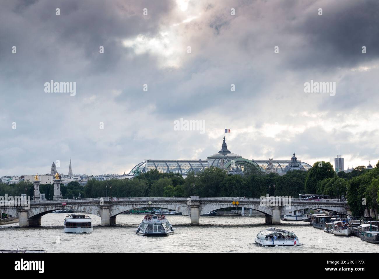 Blick von der Passerelle Leopold-SEDAR-Senghor, früher bekannt als Passerelle Solferino an der seine, auf das Grand Palais mit Pont de la Concorde, Fr. Stockfoto