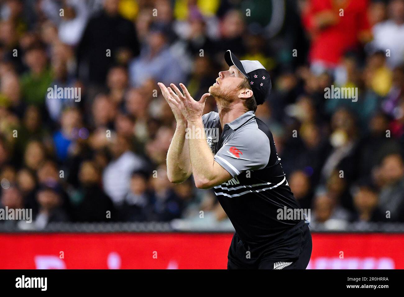 Sydney, Australien, 22. Oktober 2022. Jimmy Neesham aus Neuseeland trifft Mitchell Marsh aus Australien beim Cricket-Spiel der ICC Men's World Cup T20 zwischen Australien und Neuseeland auf dem Sydney Cricket Ground am 22. Oktober 2022 in Sydney, Australien. Kredit: Steven Markham/Speed Media/Alamy Live News Stockfoto