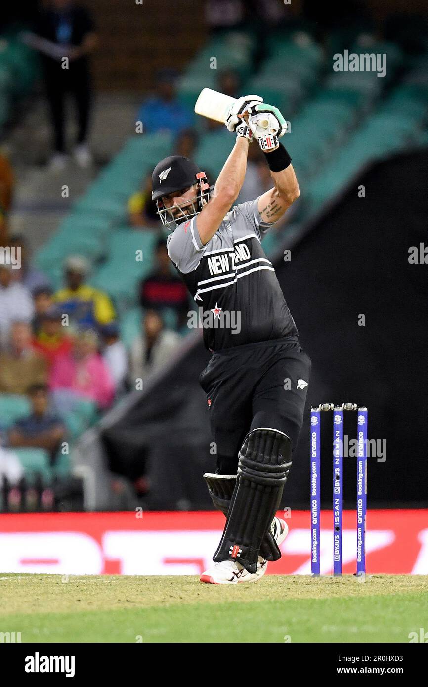 Sydney, Australien, 29. Oktober 2022. Daryl Mitchell aus Neuseeland trifft den Ball beim Cricket-Spiel der ICC Men's World Cup T20 zwischen Neuseeland und Sri Lanka auf dem Sydney Cricket Ground am 29. Oktober 2022 in Sydney, Australien. Kredit: Steven Markham/Speed Media/Alamy Live News Stockfoto