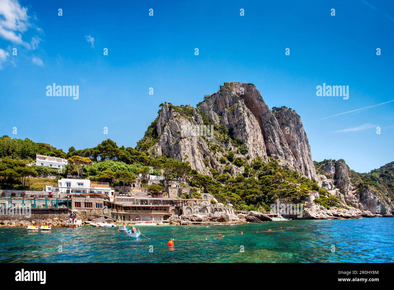 Blick von einem Boot in Richtung Marina Piccola, Capri, Neapel, Kampanien, Italien Stockfoto
