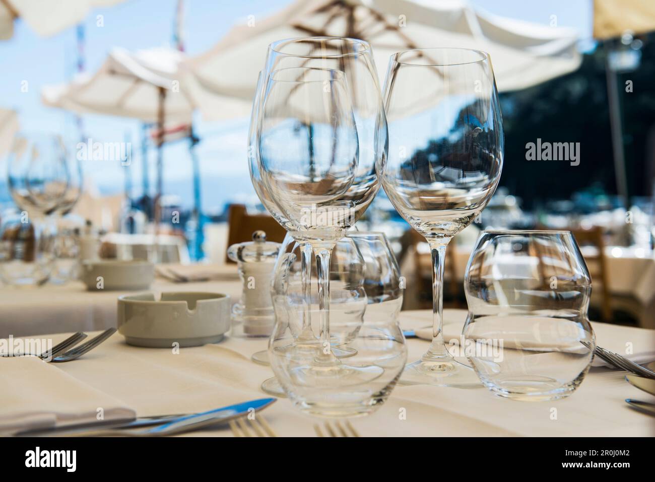 Nahaufnahme der Gläser auf einem Tisch, Restaurant, Portofino, Provinz von Genua, italienische Riviera, Ligurien, Italien Stockfoto