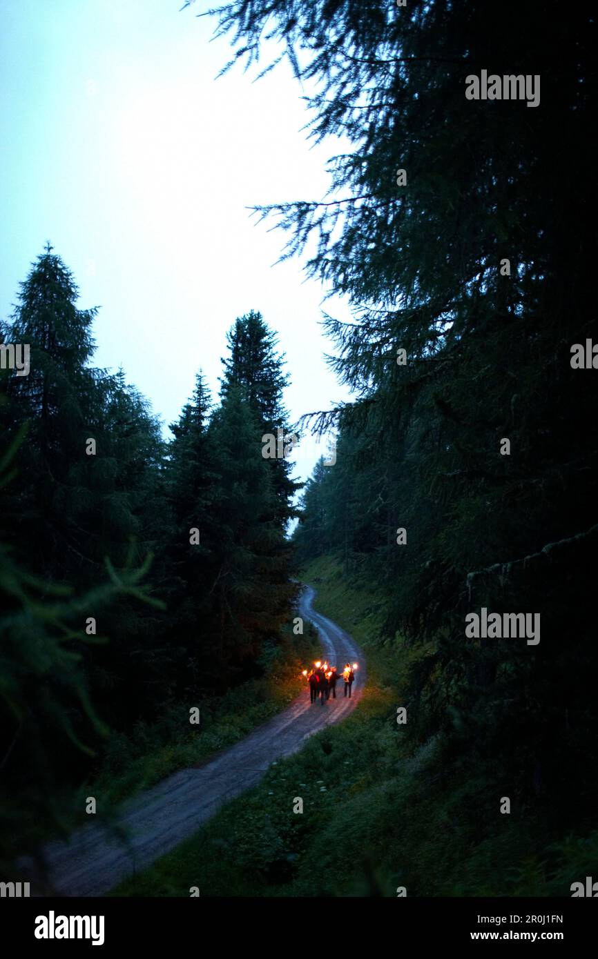 Wanderung mit Fackel in den Alpen über Soelden, Tirol, Österreich Stockfoto