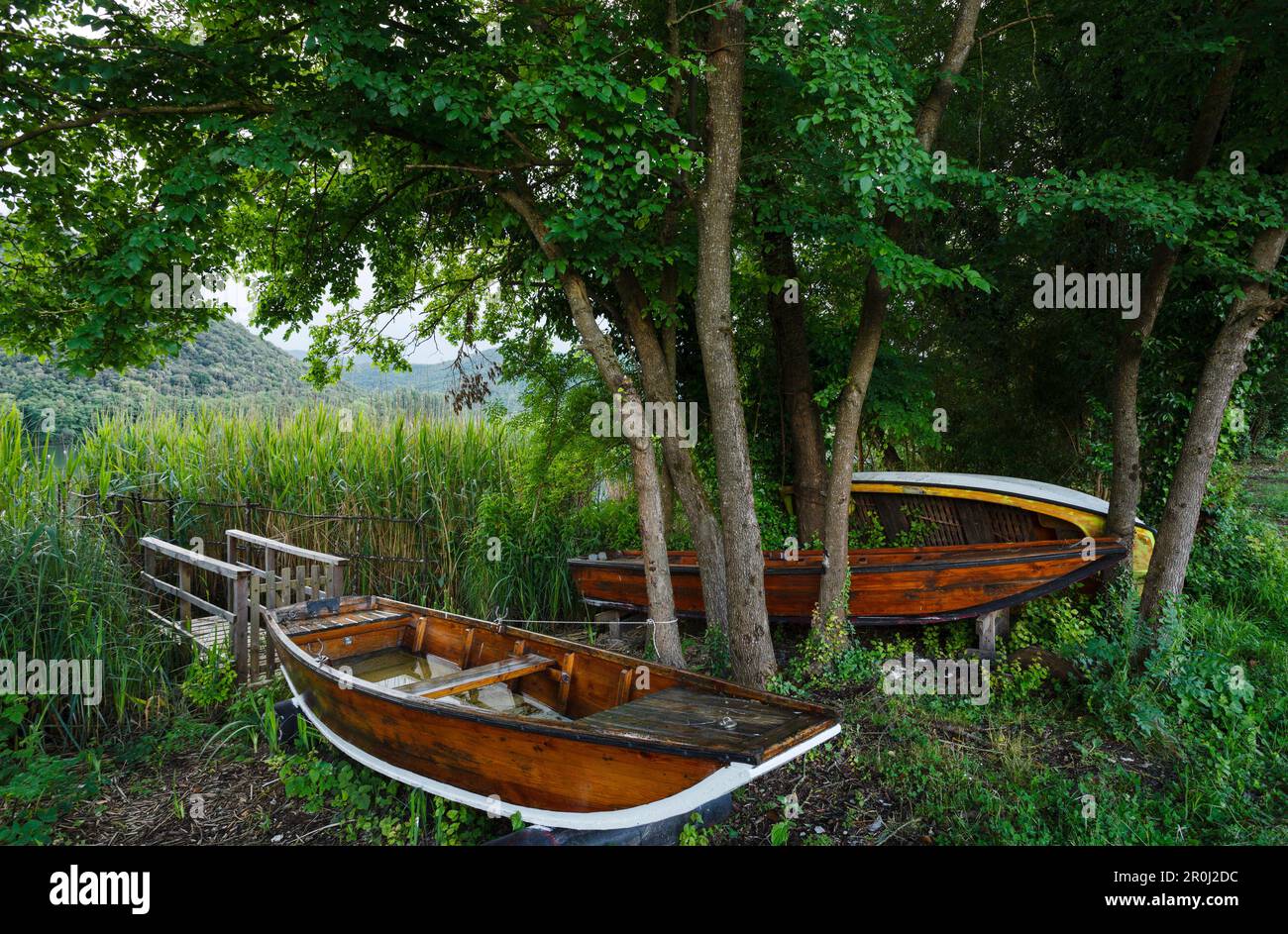 Boote am Seeufer, Lago di Piediluco, St. Francis von Assisi, Via Francigena di San Francesco, St. Francis Way, Provinz Terni, Umbrien, Ita Stockfoto