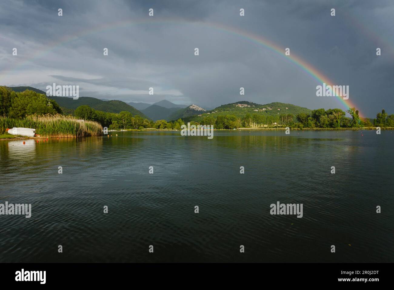 Regenbogen über Lago di Piediluco, See, St. Francis von Assisi, Via Francigena di San Francesco, St. Francis Way, Provinz Terni, Umbrien, Italien Stockfoto