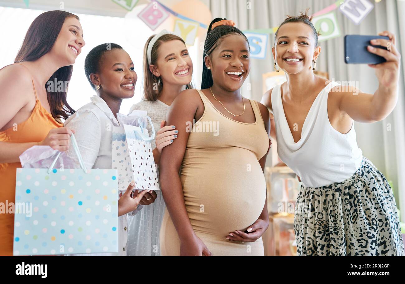 Meine Selbsthilfegruppe ist unschlagbar. Eine Gruppe weiblicher Freunde, die Selfies auf einer Babyparty machen. Stockfoto