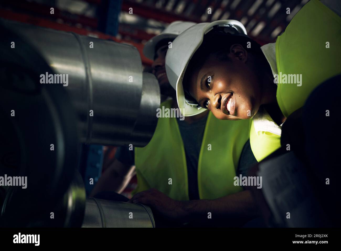 Die Sicherheitsinspektoren sehen die Dinge etwas anders. Ein junger Mann und eine junge Frau, die auf einer Baustelle Inspektionen durchführen. Stockfoto