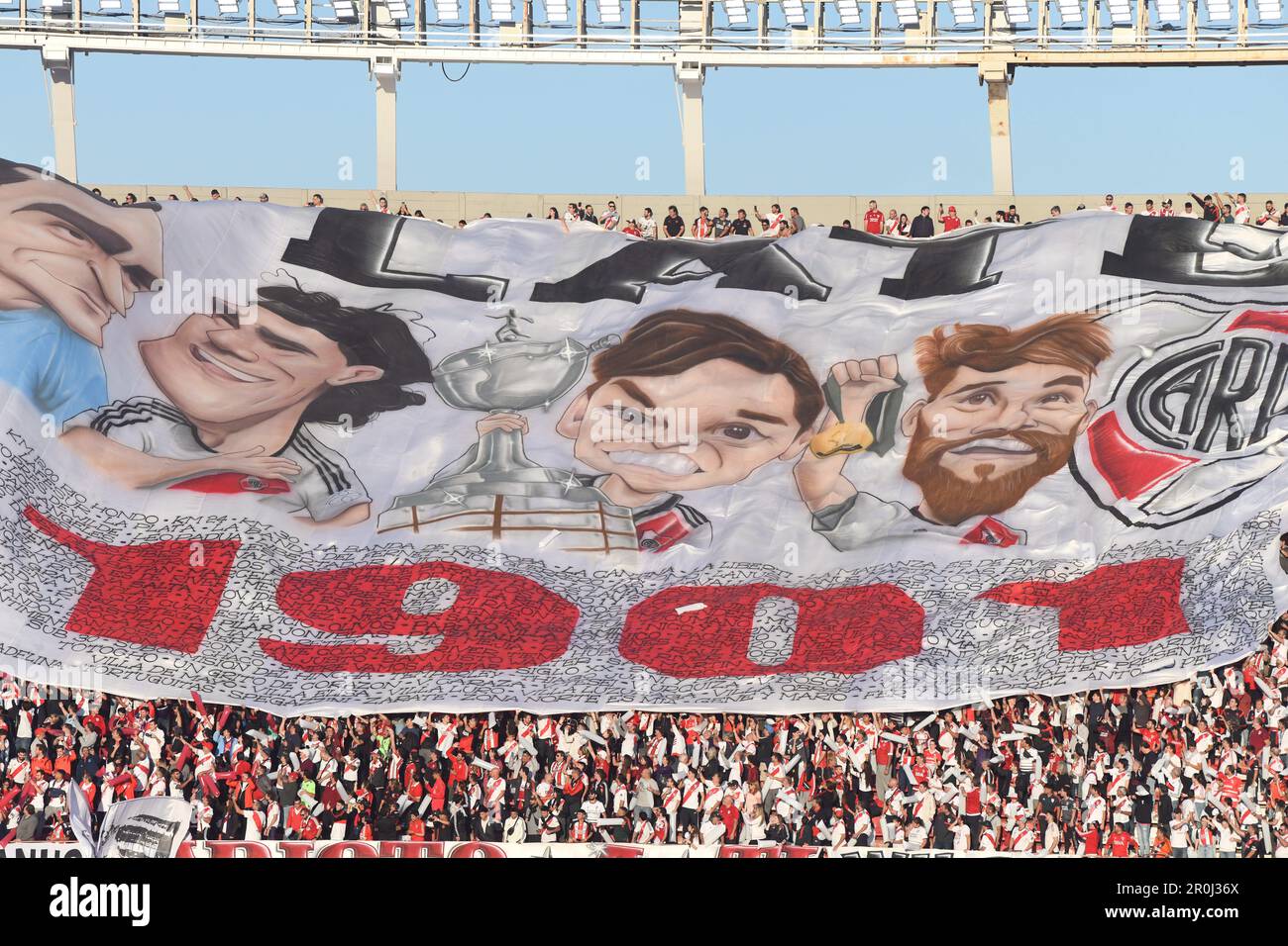 Argentinien, Buenos Aires - 07. Mai 2023: Allgemeiner Blick auf das Stadion und die Fans von River Plate während der Torneo Binance 2023 der argentinischen Liga Profesiona Stockfoto