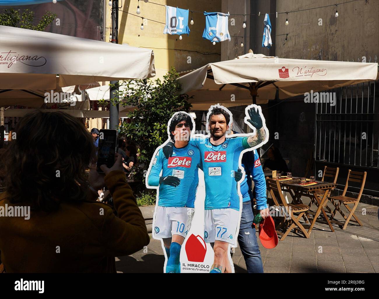 Neapel Champions of Italy.NEAPEL, ITALIEN - MAI 06: Wandgemälde, die Diego Armando Maradona im Quartieri Sapgnoli darstellen, und Flaggen, Banner und Bänder, die in Forcella gezeigt werden, um den Sieg der dritten Meisterschaft der Serie A zu feiern. In den Straßen des historischen Zentrums und in den verschiedenen Vierteln von Neapel wurden Dekorationen aufgestellt, Flaggen und Banner zur Feier der Fußballmeisterschaft, die von dem von Spalletti trainierten Team gespielt wurde. 33 Jahre nach Diego Armando Maradonas Epoche. Straßen voller Banner mit Hymnen für das Team und vielen Geschäften, die T-Shirts und viele andere verkaufen Stockfoto