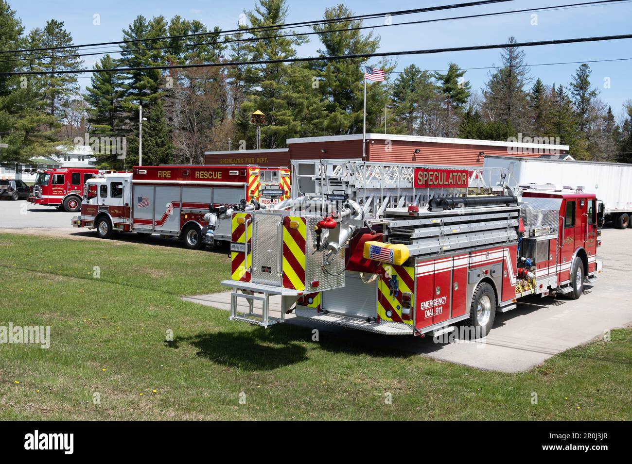 Feuerwehrautos parken vor dem Gebäude der Speculator Volunteer Feuerwehr für Schulungen in Speculator, NY, USA Stockfoto
