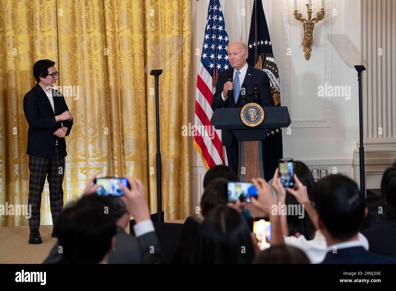 Washington, Usa. 08. Mai 2023. Der US-Präsident Joe Biden veranstaltet eine Vorführung der „American Born Chinese“, einer Action-Comedy-Fernsehserie mit dem Schauspieler Ke Huy Quan, zur Feier des asiatisch-amerikanischen, hawaiianischen und pazifischen Kulturerbe-Monats im Weißen Haus in Washington, DC, am 8. Mai 2023. Kredit: Chris Kleponis/Pool/ABACAPRESS.COM Kredit: Abaca Press/Alamy Live News Stockfoto