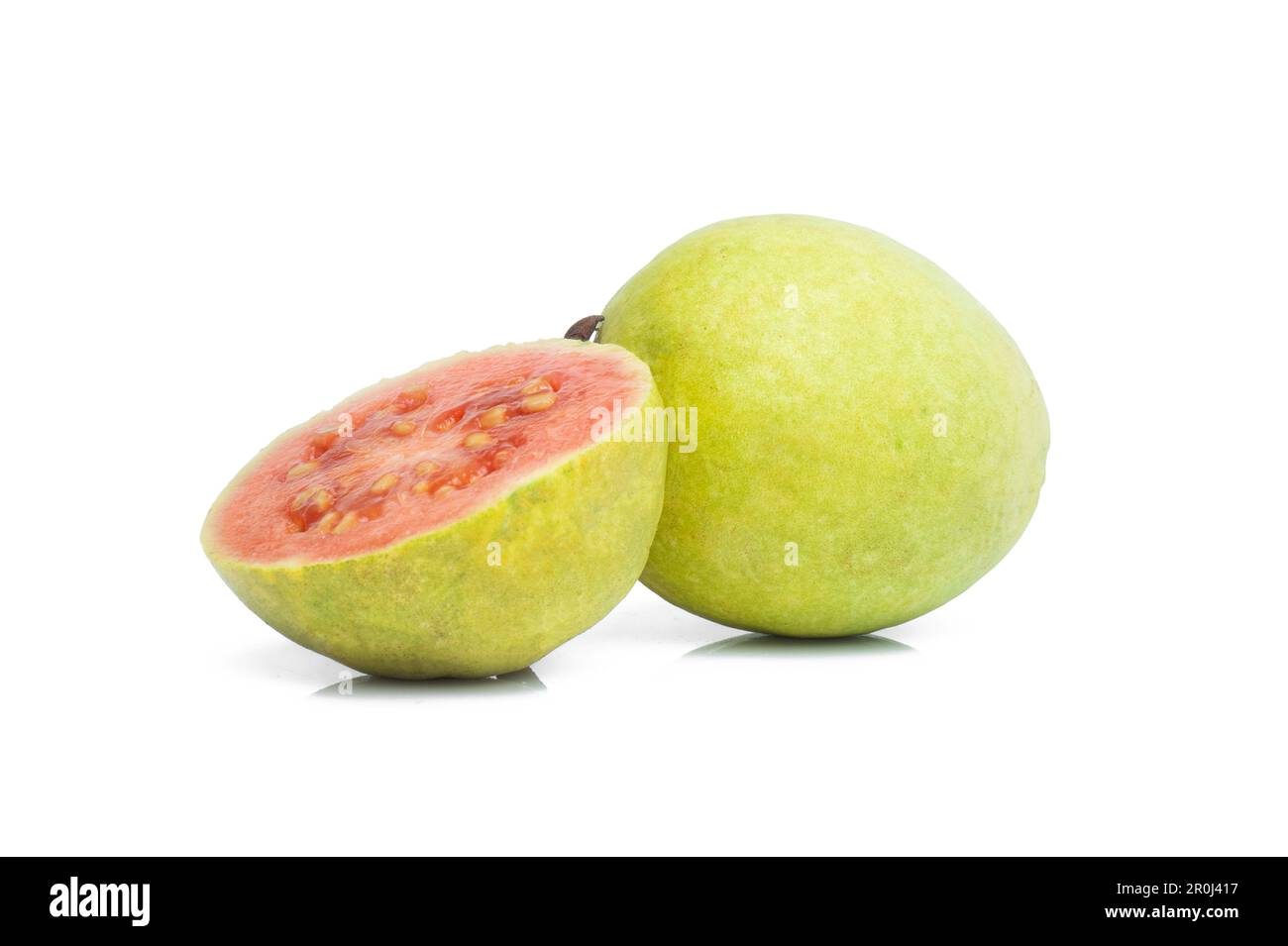 Guava isoliert auf weißem Hintergrund. Guave ganz und halb geschnitten Stockfoto