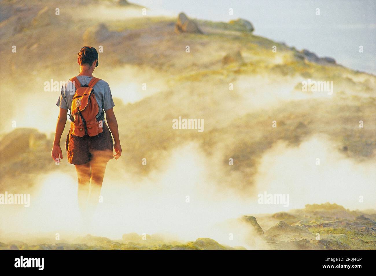Person geht durch Schwefeldampf, Caldera, Gran Cratere, Vulkan, Äolische Inseln, Italien Stockfoto