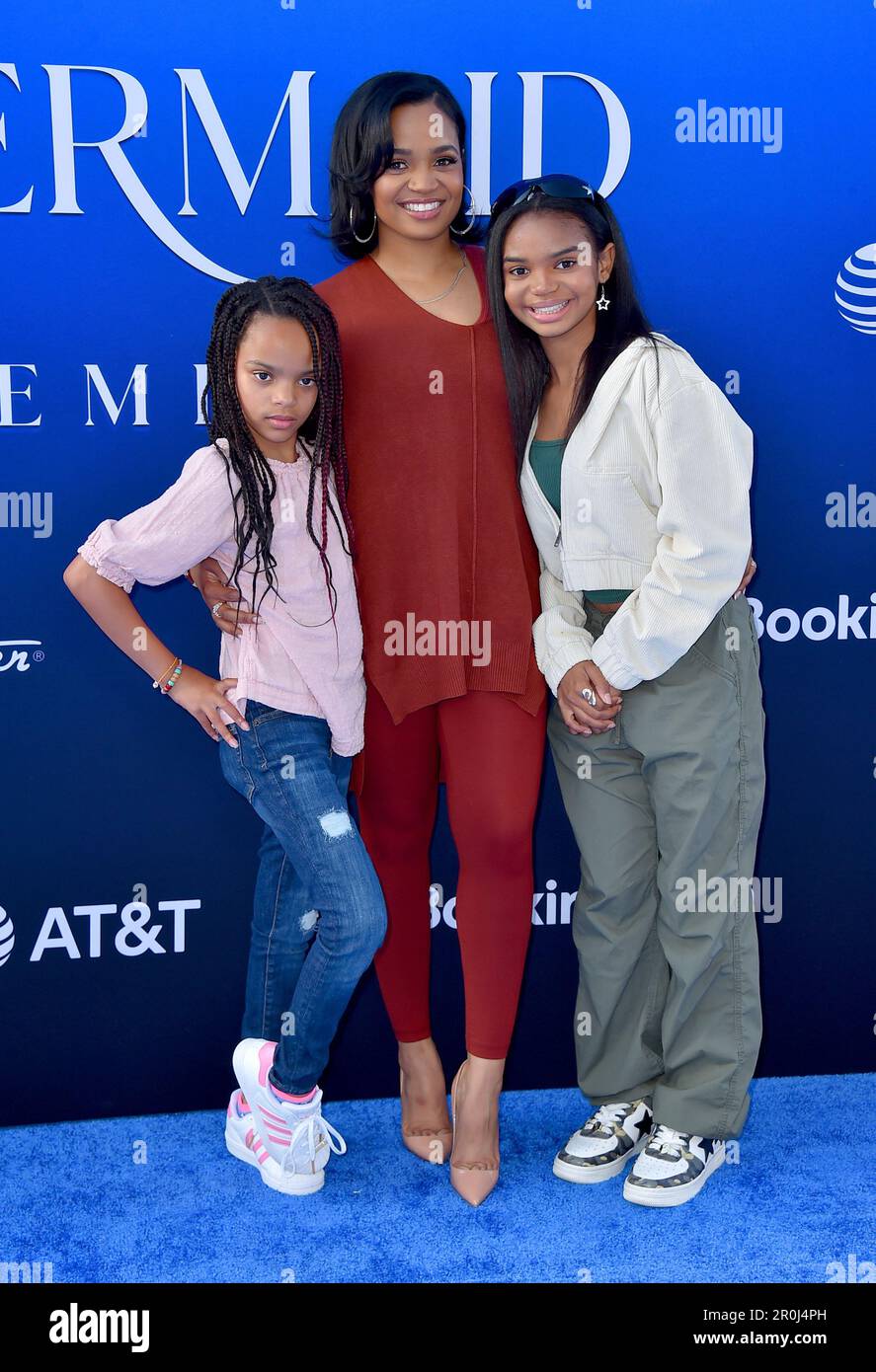 Kyla Pratt, center, and daughters Liyah Kilpatrick, right, and Lyric Kai Kilpatrick arrive at the world premiere of "The Little Mermaid" on Monday, May 8, 2023, at the Dolby Theatre in Los Angeles. (Photo by Jordan Strauss/Invision/AP) Stockfoto