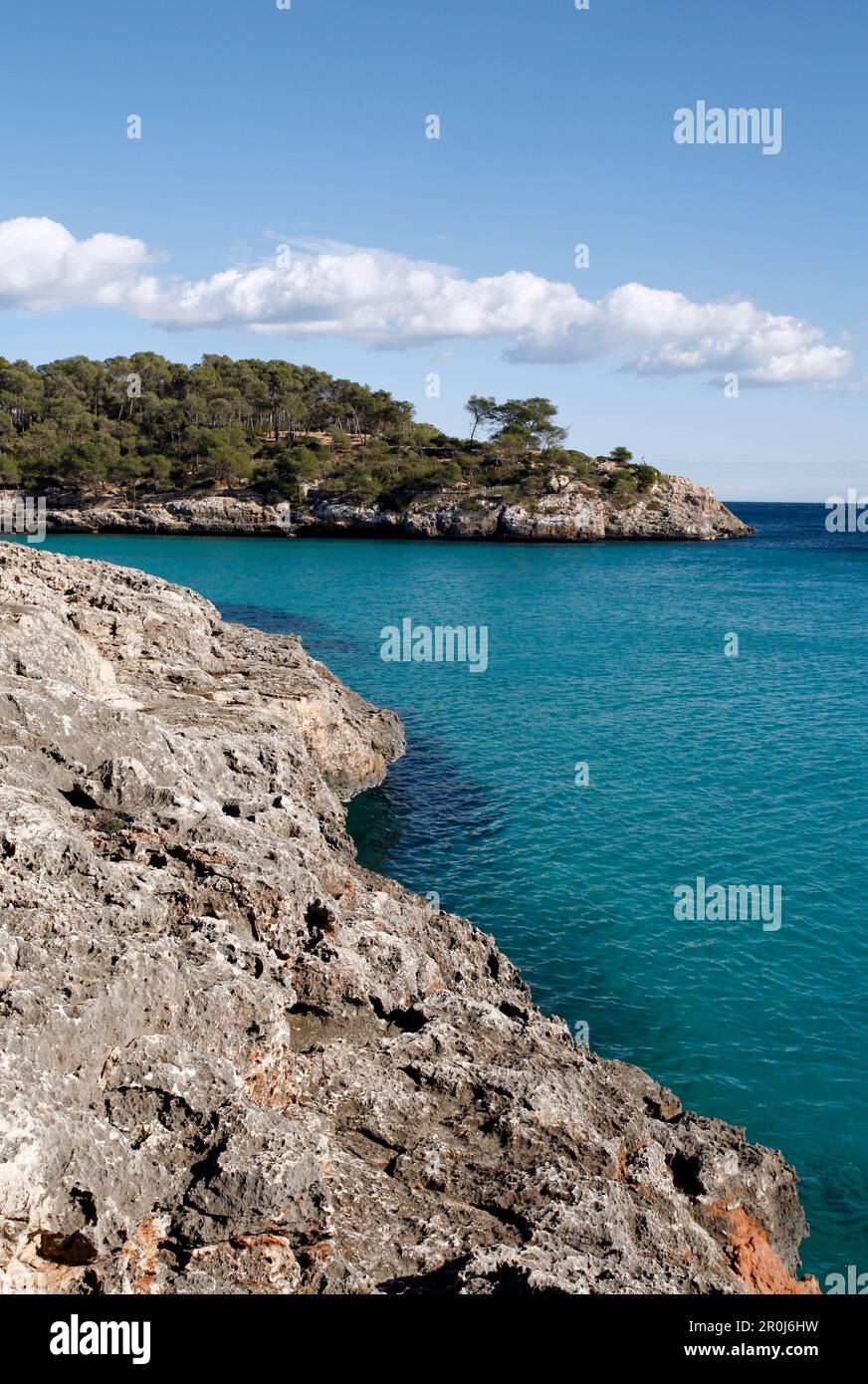 Felsige Küste von Cala Mondrago Bucht im Parc Natural de Mondrago, in der Nähe von Portopetro, Mallorca, Balearen, Spanien Stockfoto