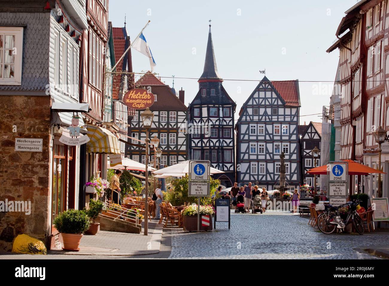Farbenfrohe Fachwerkhäuser auf dem Marktplatz mit Fußgängerzone, Fritzlar, Hessen, Deutschland, Europa Stockfoto