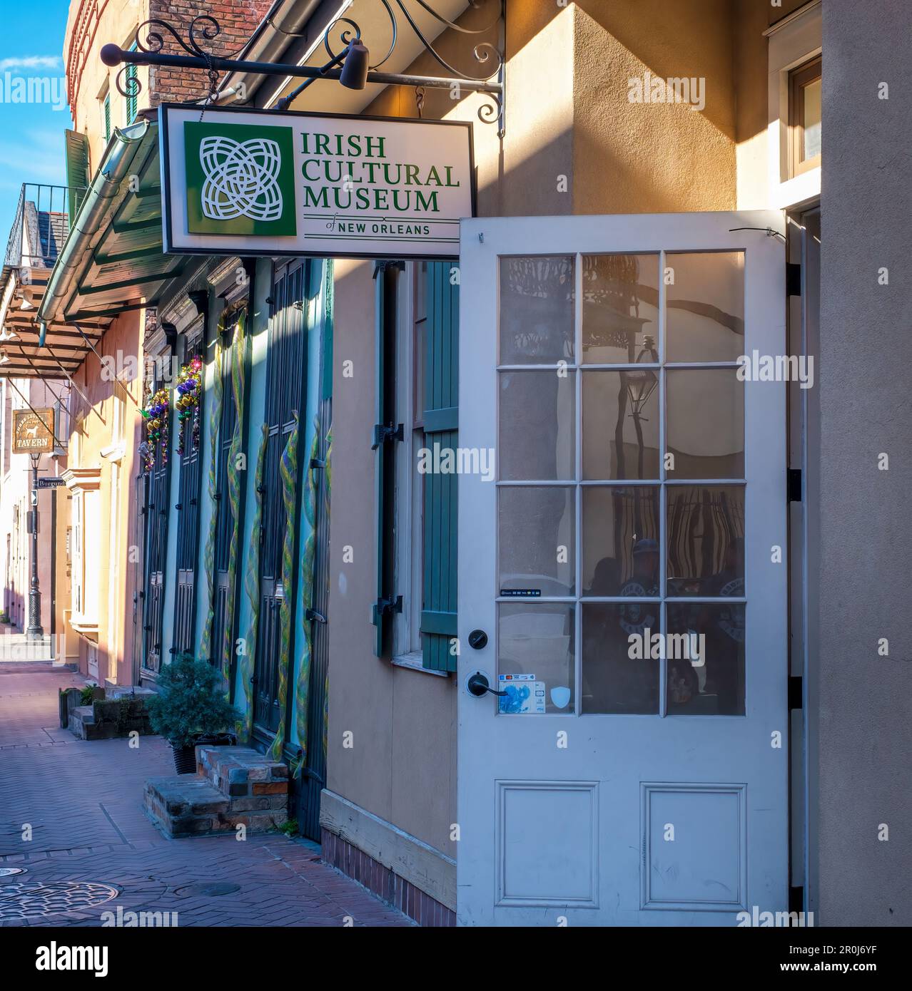 NEW ORLEANS, LA, USA - 28. JANUAR 2023: Vor dem Irish Cultural Museum of New Orleans im French Quarter Stockfoto