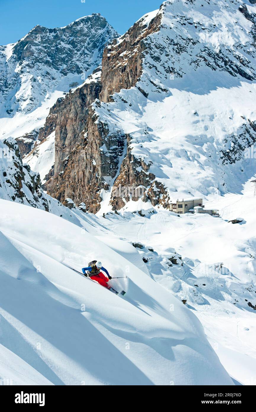 Skifahrer Skifahren im Tiefschnee, Asti, Piemont, Italien Stockfoto