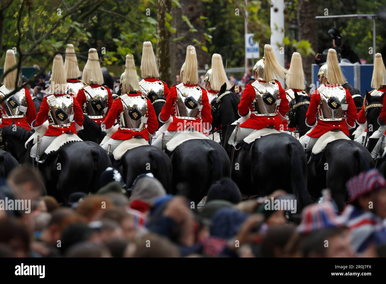 Die Militärprozession geht die Mall entlang, nach der Krönung von König Charles III. Und Königin Camilla in Westminster Abbey am 6. Mai 2023 in London, England, Großbritannien am 6. Mai bilden sich weltweit Tausende von Menschen die traditionelle, aber verkürzte Route zwischen Buckingham Place und Westminster Abbey während der Krönung von König Karl III. Und Königin Camilla. 1821 Auf der Prozession vom Buckingham Palace zur Westminster Abbey werden der Diamond Jubilee State Coach und das Gold zu sehen sein Stockfoto