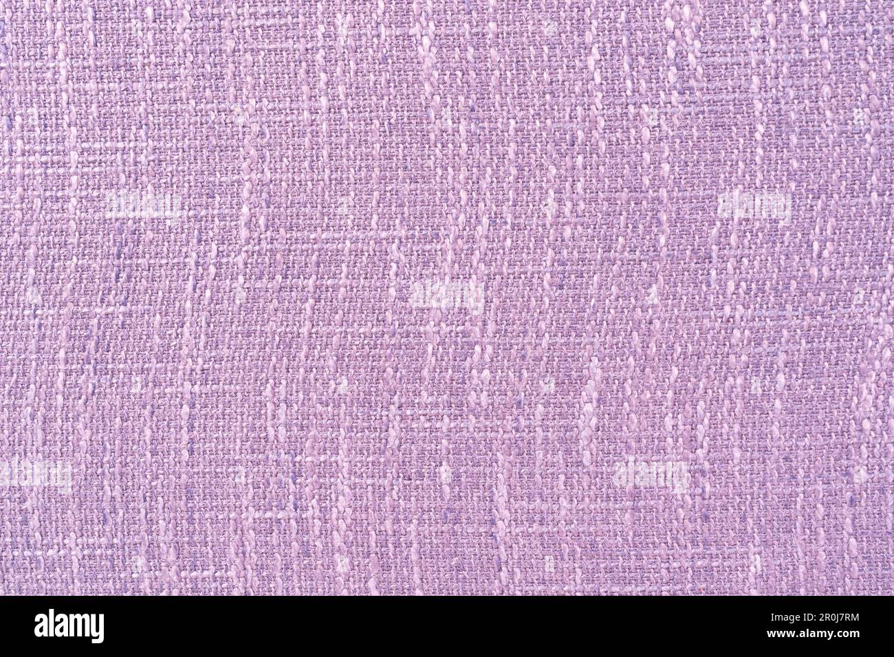 Hellvioletter Hintergrund aus einem Textilmaterial. Material mit natürlicher Textur. Stockfoto