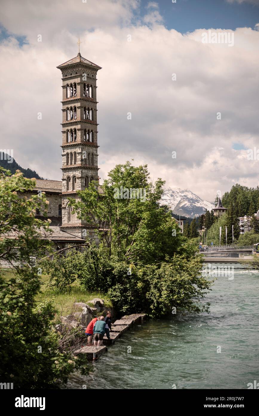 Kirchenturm und Tributarystream zum Lake St. Moritz, Engadin, Grisons, Schweiz Stockfoto