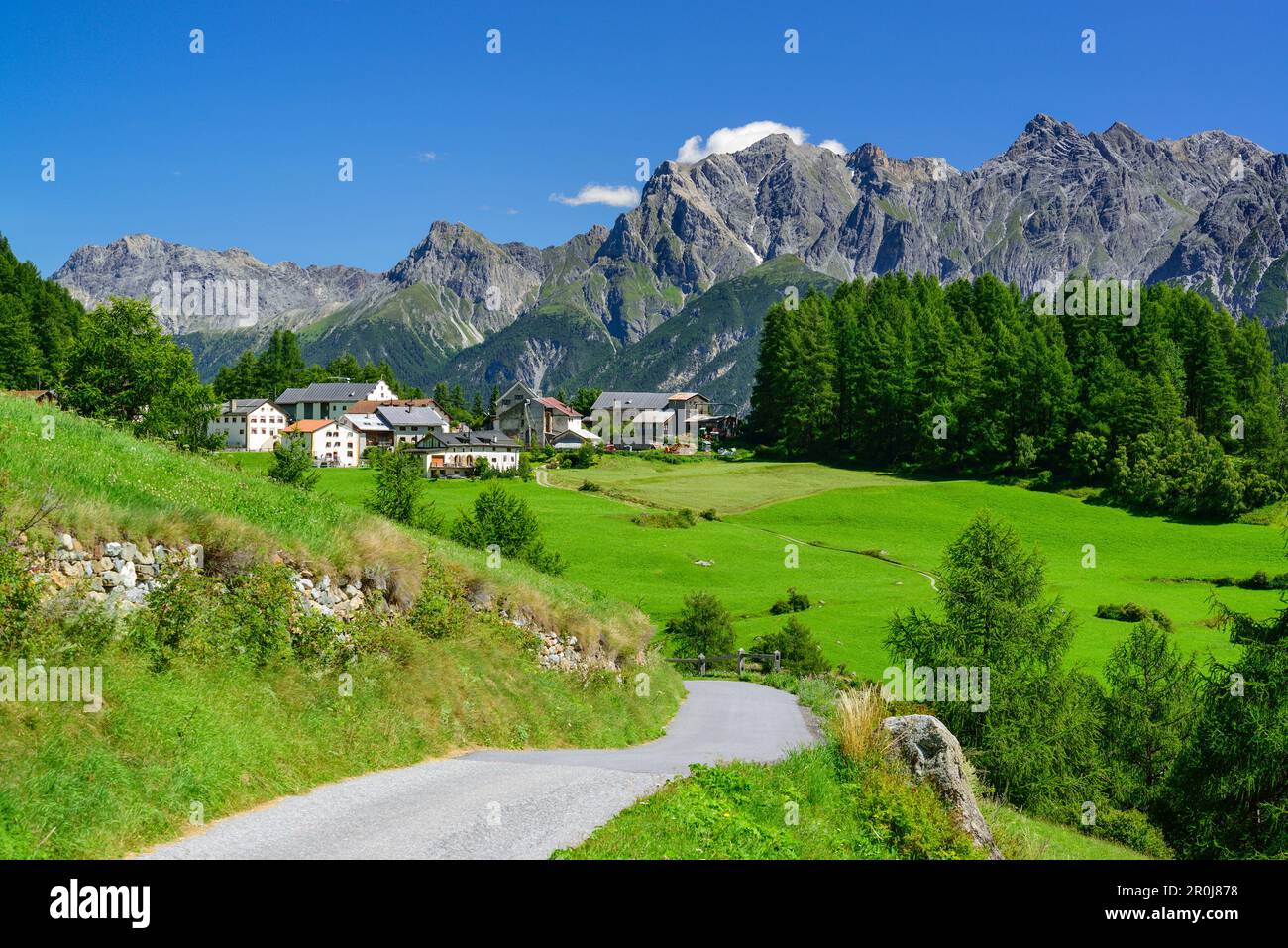 Blick auf Bos-Cha mit Sesvenna Alpen im Hintergrund, Unterengadin, Kanton Graubündens, der Schweiz Stockfoto