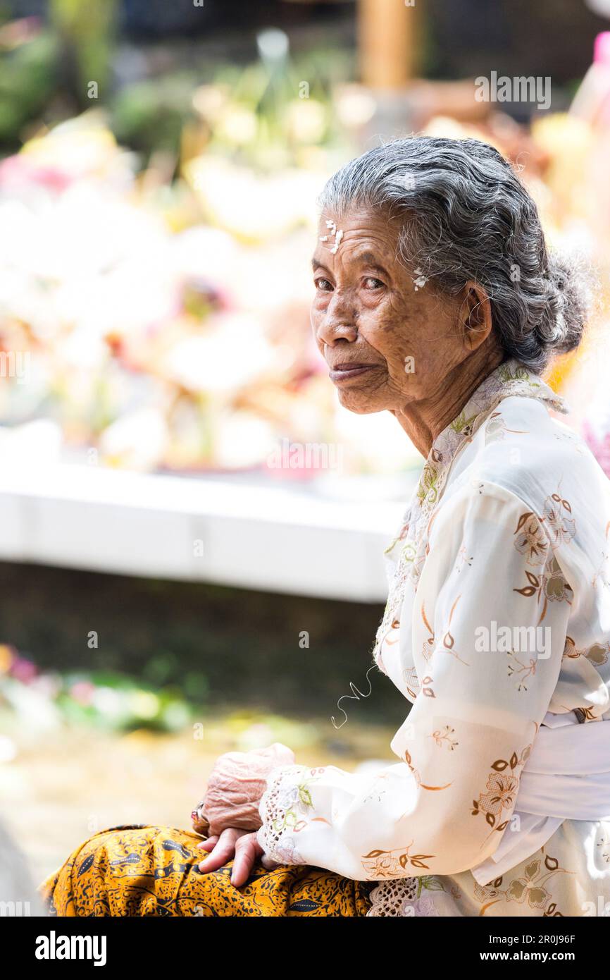 Ältere Frau, odalan Tempelfest, Munduk, Bali, Indonesien Stockfoto