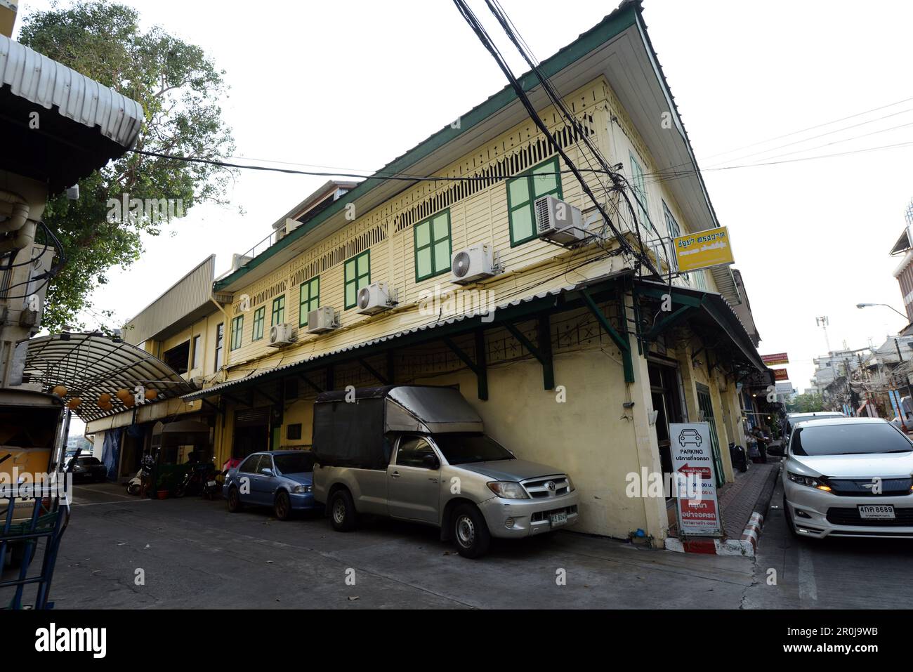 Wunderschöne alte Gebäude an der Song Wat Road im Samphanthawong Viertel, Bangkok, Thailand. Stockfoto